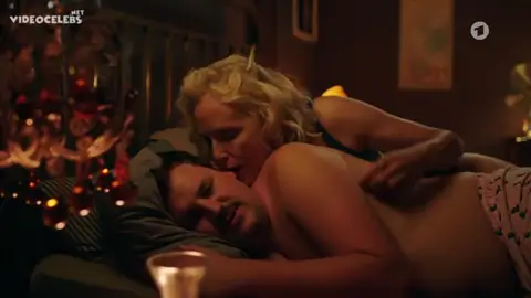 Juliane Köhler sexy – Toni, männlich, Hebamme s01e09 (2024) — Toni, männlich, Hebamme s01e