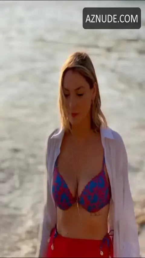 Paloma Bloyd Breasts Scene in Paloma Bloyd Sexy In Instagram 1 — Paloma Bloyd Sexy In Inst