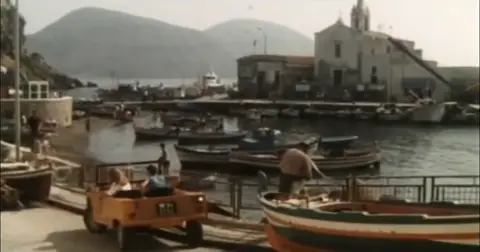 Lilli Carati and others in Senza buccia (1991) — Lilli Carati and others in Senza buccia (