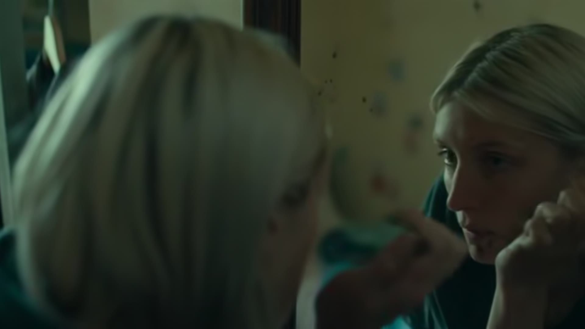 Lucie Debay sexy, Virginie van Robby sexy – A la folie (2020) — A la folie (2020)