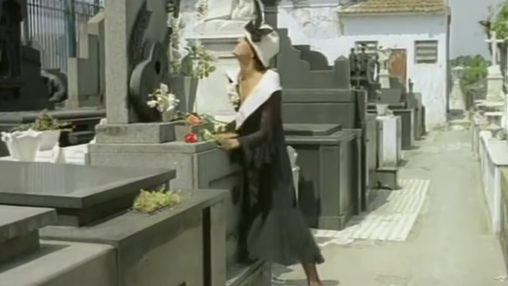 Cláudia OReilly, Shirley Alves and others in Tabu (1982) — Cláudia OReilly, Shirley Alves
