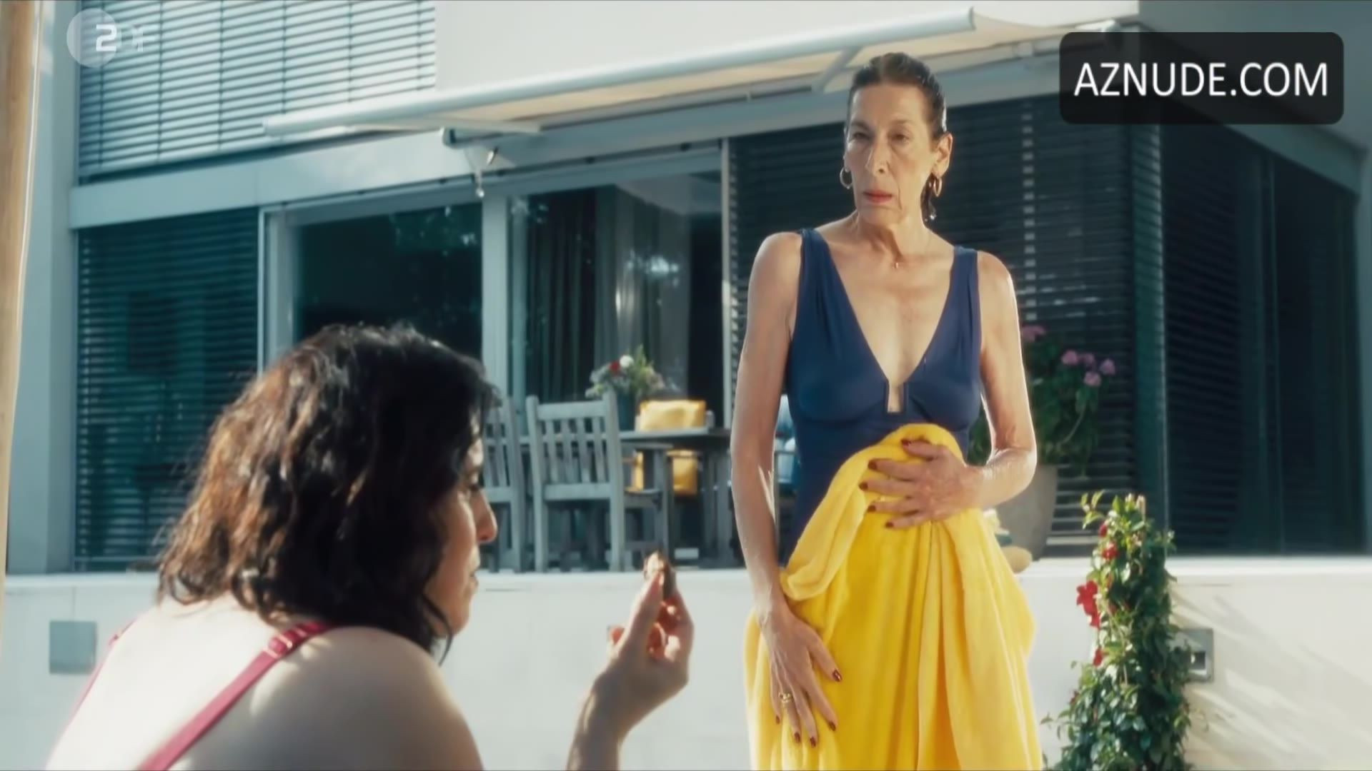 Elena Uhlig Breasts Scene in Mama Ist Die Best(i)e — Mama Ist Die Best(i)e