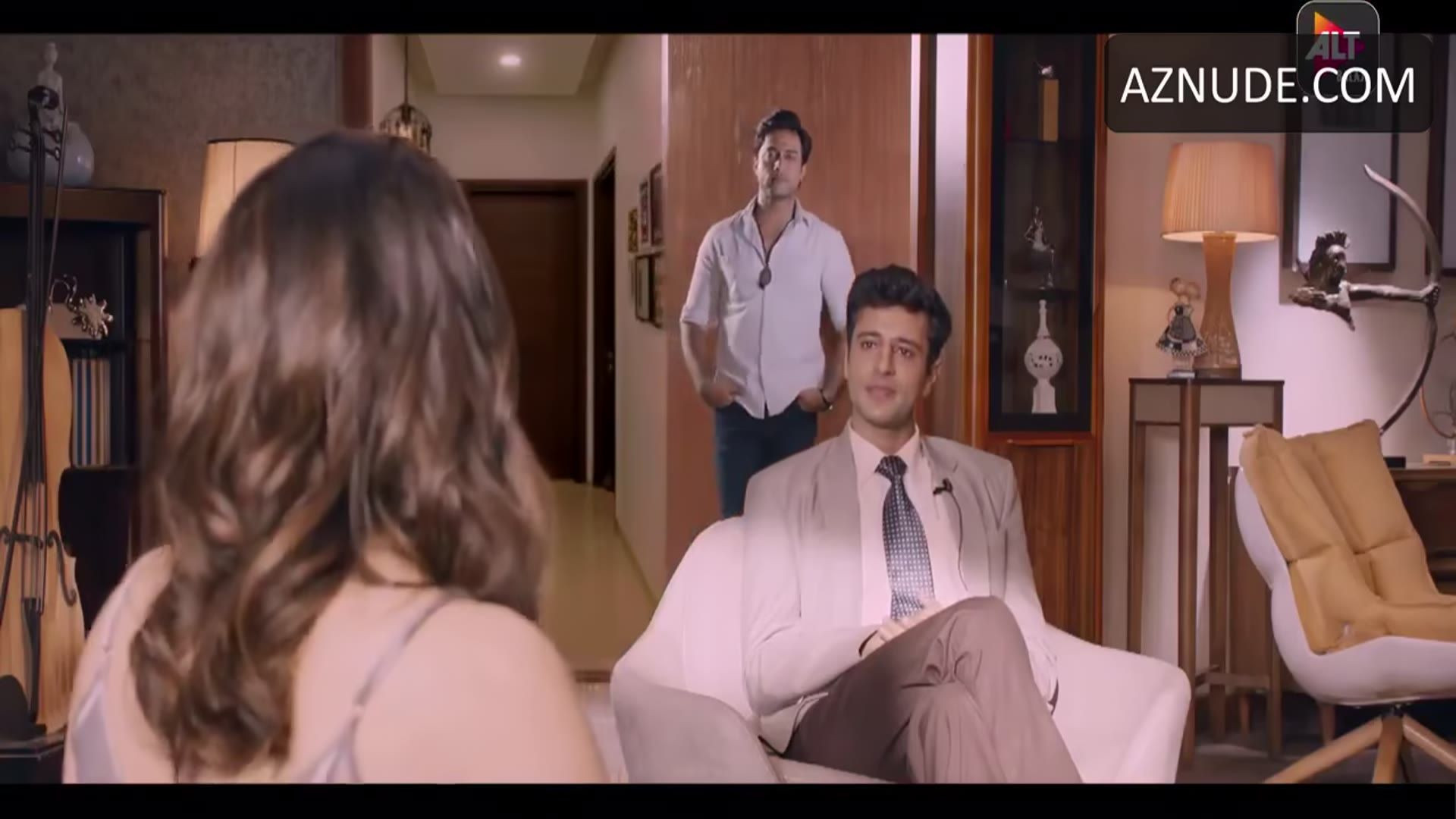 Thea Dsuuza Lesbian, Butt Scene in Ragini Mms Returns — Ragini Mms Returns