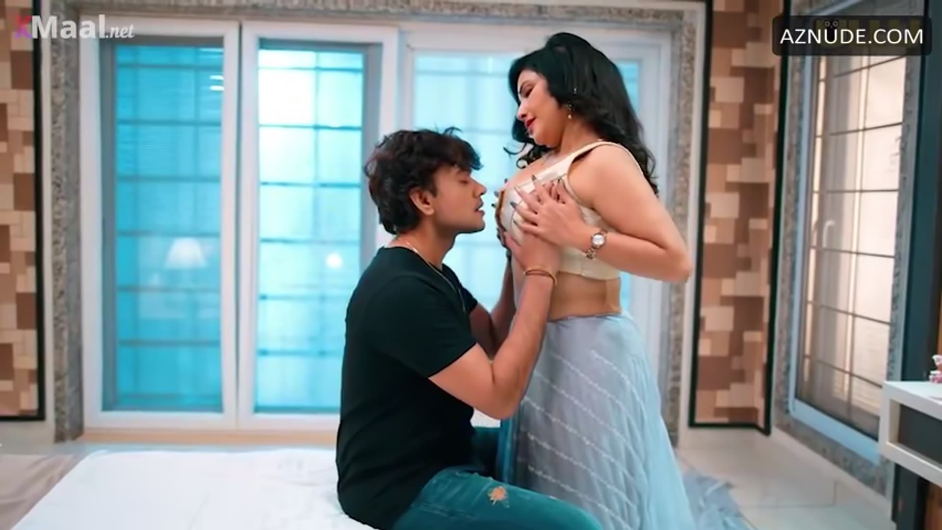Suhana Khan Breasts Scene in Love Guru 1 — Love Guru